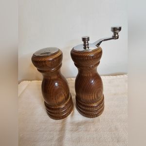 Leeds Engineering Corp Wooden Salt Shaker & Pepper Grinder Woodland Hills CA